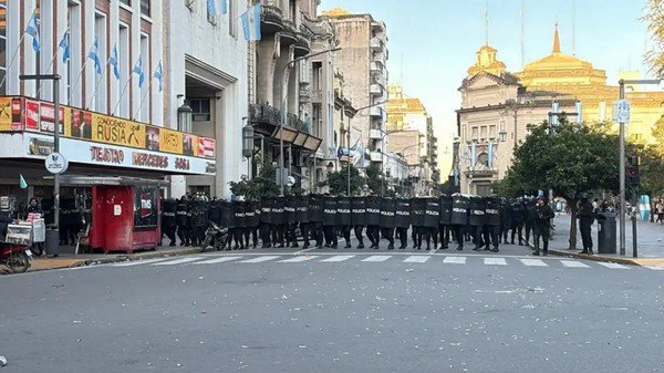 Aprehendidos, heridos y balas de goma: el festejo terminó de la peor manera en la plaza Independencia