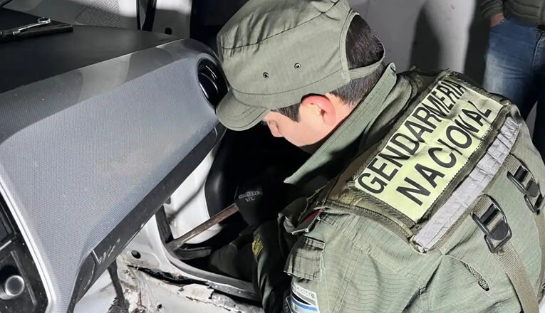 Incautan casi 27 kilos de cocaína ocultos en un doble fondo de un automóvil en la ruta 9 en Tucumán