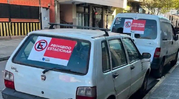 Calcomanías y multas de $ 300.000: así son los controles al estacionamiento en Capital