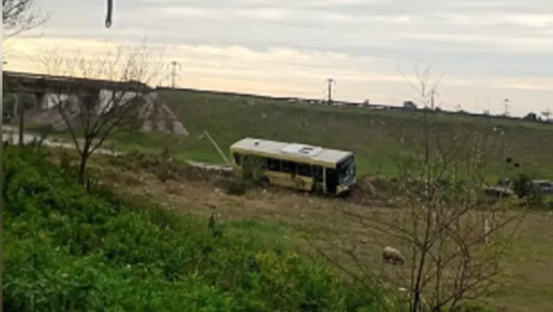 Un chofer de colectivo recibió una puñalada en un intento de robo