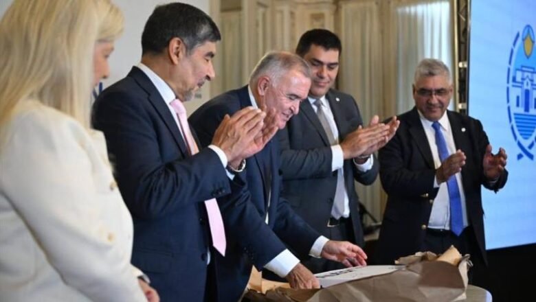 El Gobierno de Tucumán tramita un préstamo de hasta $100.000 millones del Macro para viviendas, rutas y más obras