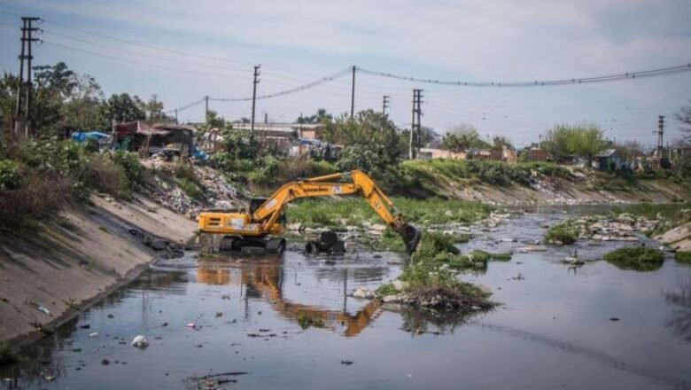 Intensifican la limpieza de canales y ríos ante el inicio de la temporada de lluvias en Tucumán