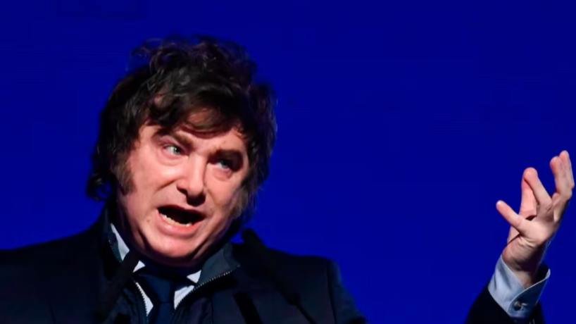 Milei respaldó a Toto Caputo y aseguró: «Si hay alguien que sabe de microeconomía, soy yo»